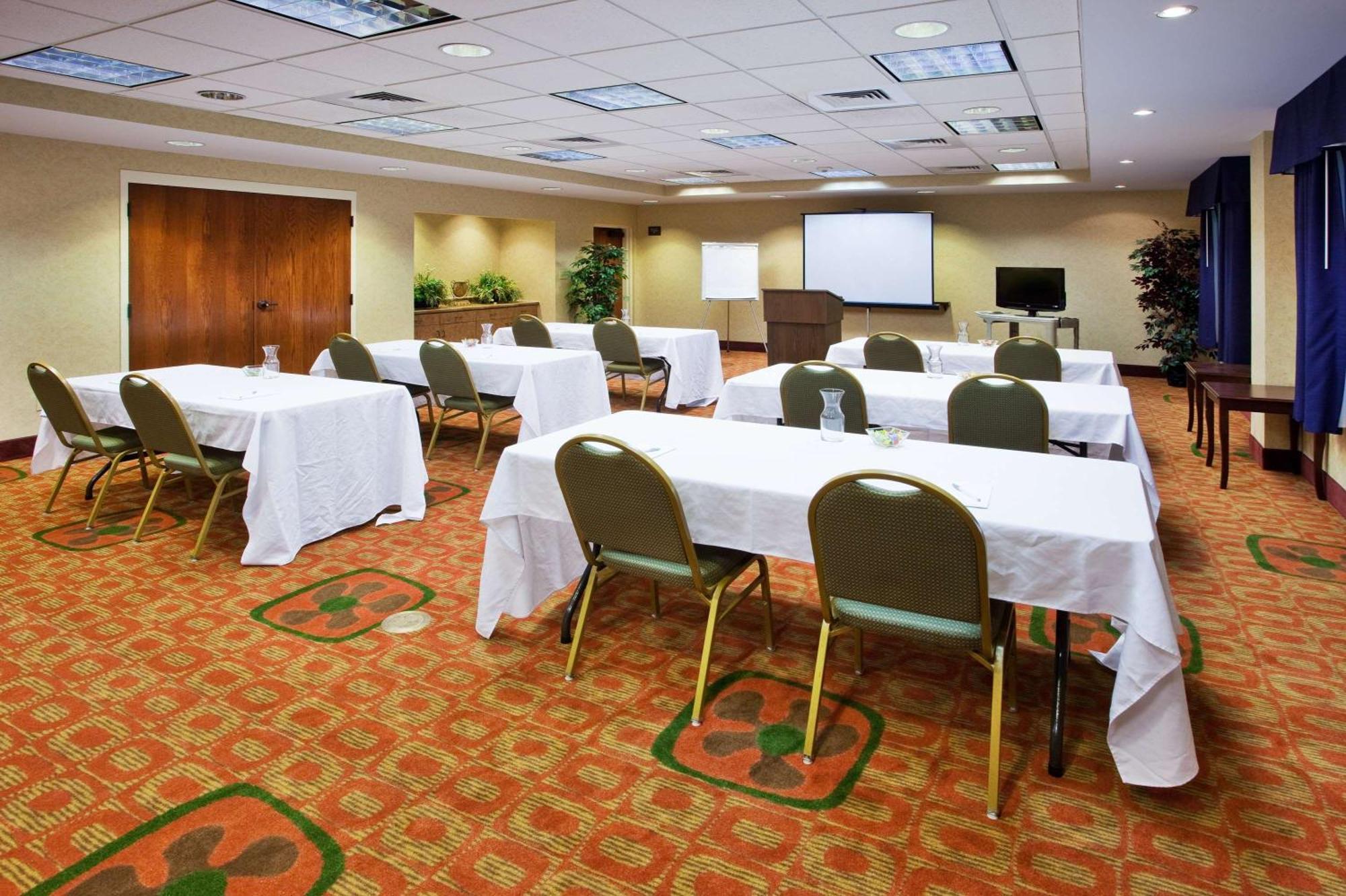 Hampton Inn & Suites Oxford-Anniston Бизнес фото